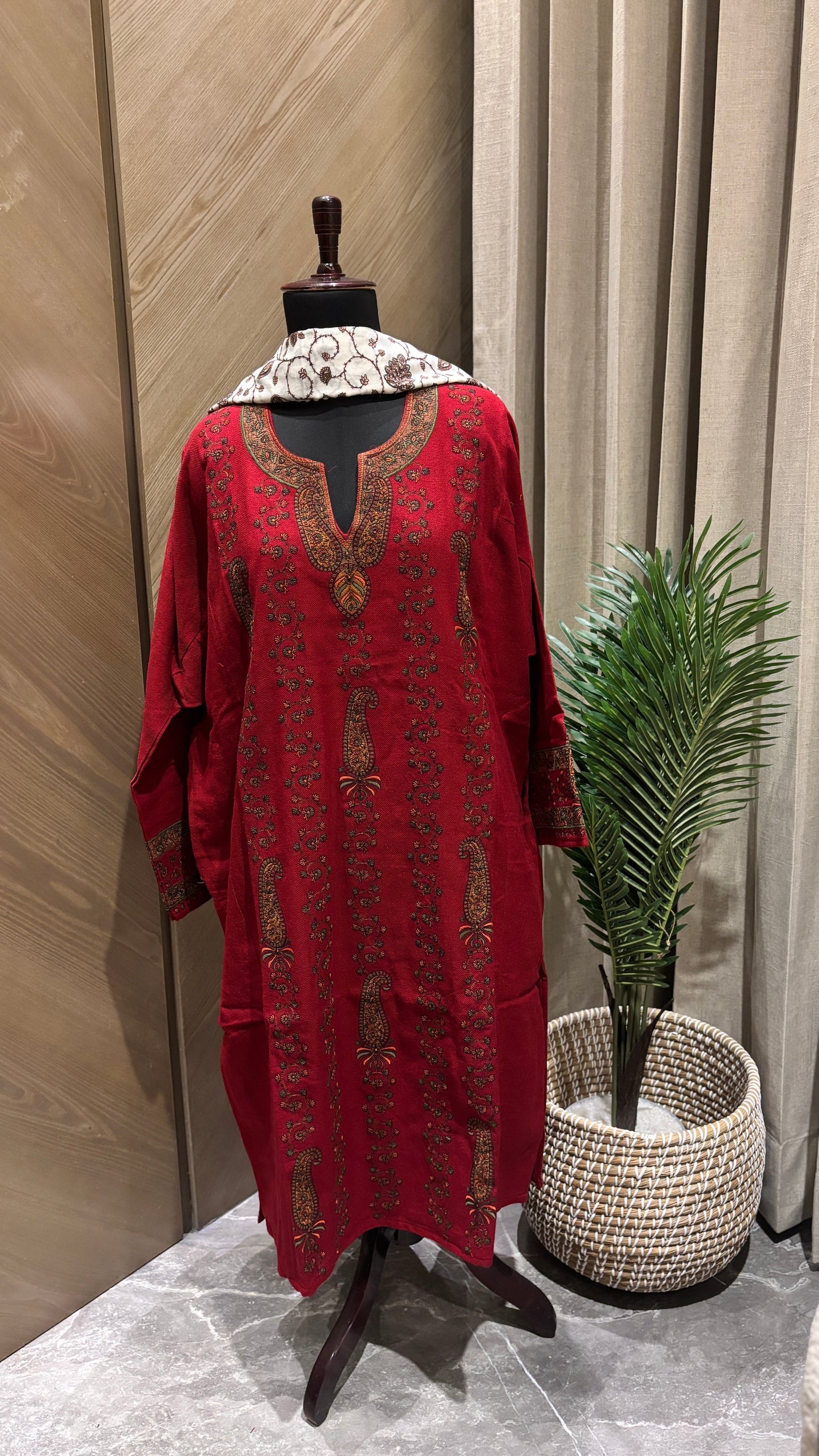Aari-Embroidered Kashmiri Phiran